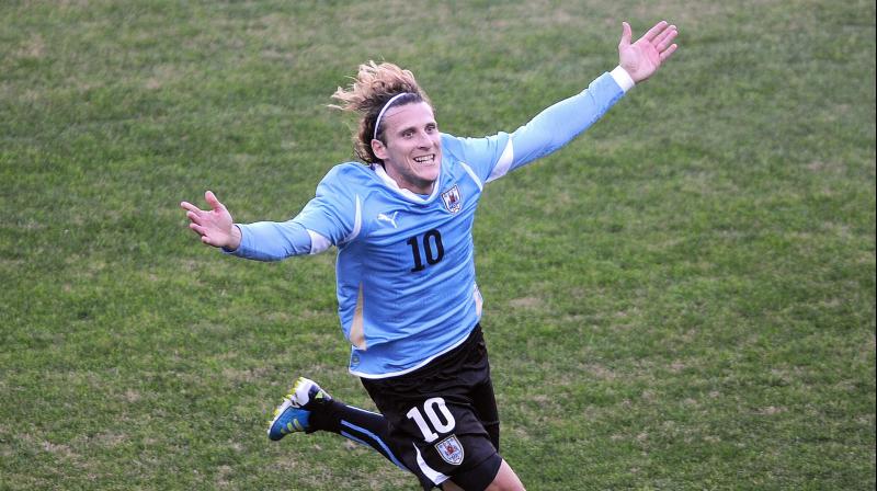 Diego Forlan announces retirement from professional football