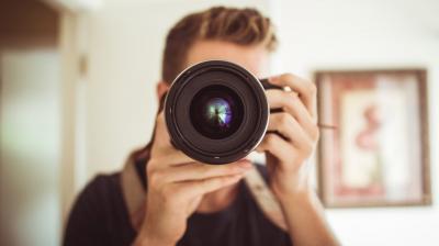 Taking photos daily reduces loneliness. (Photo: Pexels)