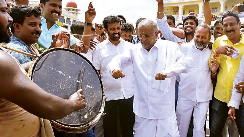 Dance Gowda, dance! You could beat Siddaramaiah on the floor too