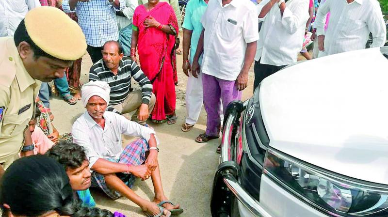 Villagers block the vehicle of minister Koppula Eeshwar and Choppadandi MLA Kunche Ravi Shankar protesting against the Kondagattu RTC bus accident on Friday. (Photo: DC)