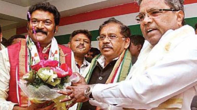 Anand Singh with Siddaramaiah and Dr G. Parameshwar in a file photo