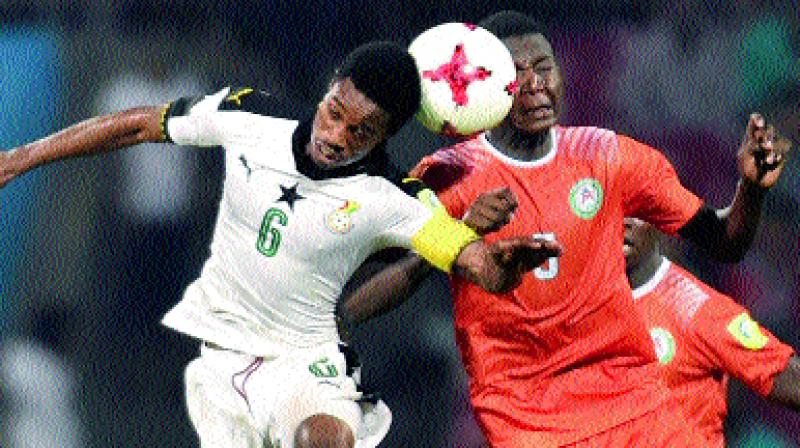 Ghanas Eric Ayiah (left) vies for the ball with Farouk Idrissa of Niger in their pre-quarterfinal at the DY Patil Stadium in Mumbai on Wednesday. Ghana won 2-0. (Photo: AP)
