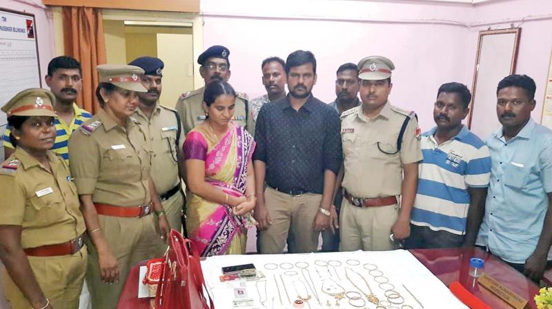 Handbag containing gold worth Rs 15 lakh, Rs 2,500 and several other important documents handed over by railway protection force police to a couple who misplaced it at Tambaram Railway station.	Image: DC