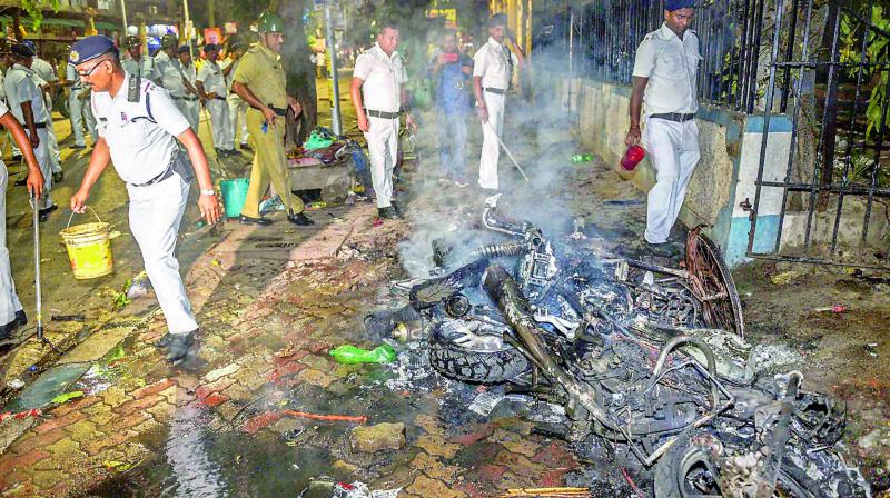 Violent clashes, arson mar Amit Shahâ€™s Kolkata roadshow