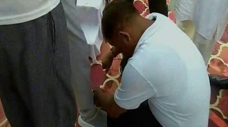 \Gesture should be appreciated,\ says UP minister on govt employee tying his shoelace