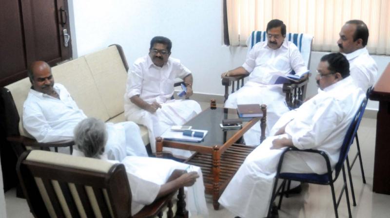 Oommen Chandy (back to the camera) talks to AICC chief coordinator K.V. Thangabalu in a closed-door meeting. V.M. Sudheeran, Ramesh Chennithala, V.D. Satheesan and M.M. Hassan are also seen. (Photo: DC)