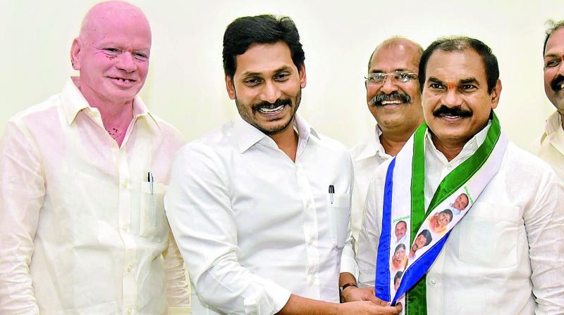 Thota Trimurthulu joins YSRC, blow to Telugu Desam