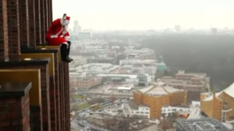 The Santa was one among many other people dressed for the occassion of Christmas to surprise children at a 24th-floor cafe. (Photo: Youtube)
