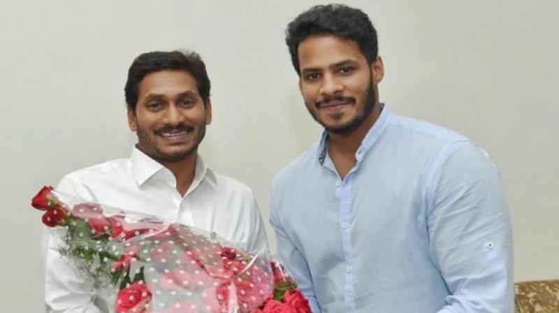 Kumaraswamy\s son Nikhil meets Andhra Pradesh CM