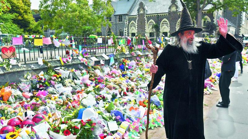 Ian Brackenbury Channell, known as the Wizard of New Zealand, waves in front of a memorial at the Botanic Gardens in Christchurch on Thursday, six days after the twin mosque shooting massacre that claimed the lives of 50 people. (Photo: AFP)