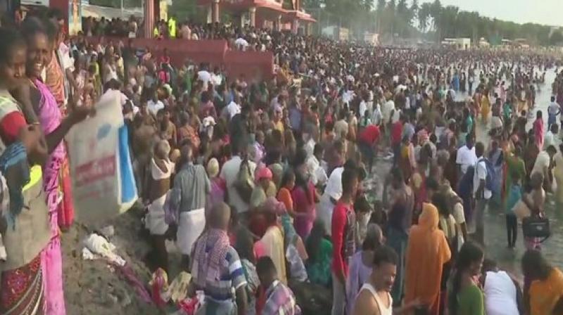 TN: Devotees take holy dip in Rameswaram\s Agnitheertham on \Aadi Amavasya\