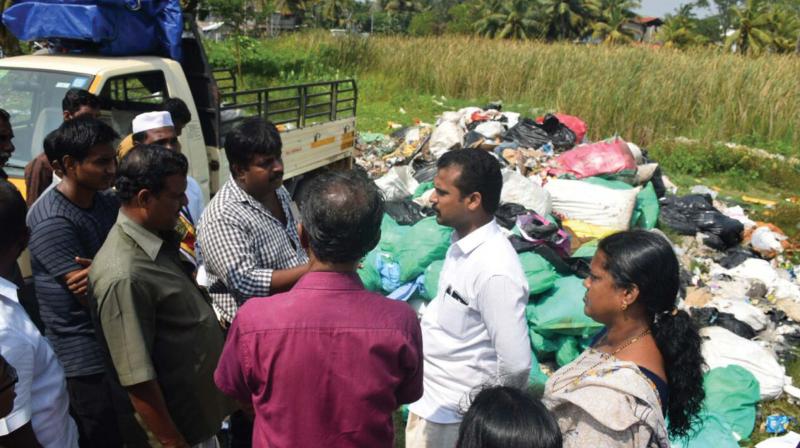 Mayor V.K. Prasanth interacts with local residents over the waste dumping at Paravankunnu on Sunday.(Photo: DC)