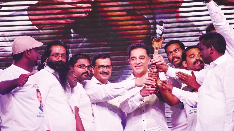 Kamal and Kejriwal hold the torch in Madurai. (Photo: DC)