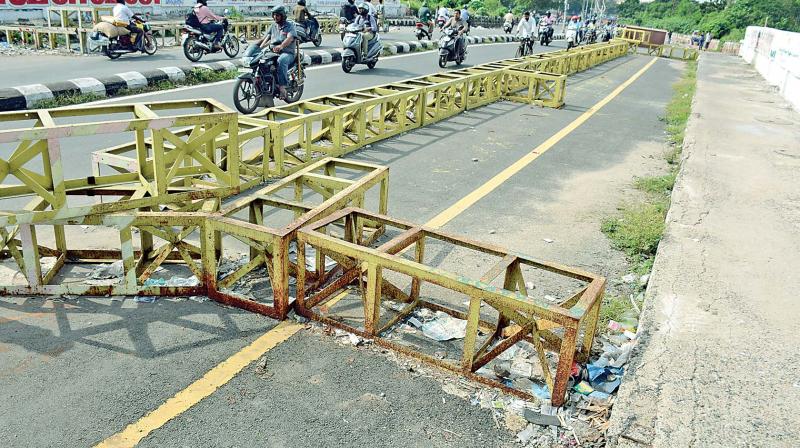Construction materials left near the rail overbridge cause inconvenience for motorists. (Photo: DC)