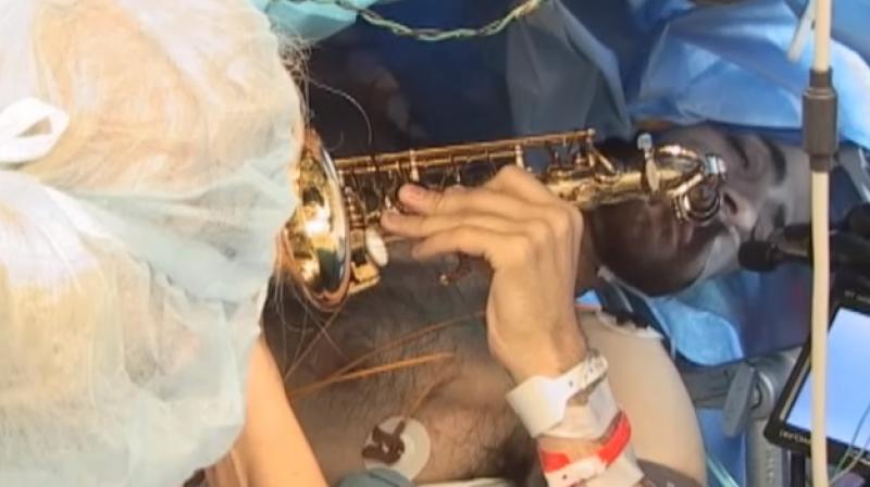 Many people have previously done the same during surgery (Photo: YouTube)