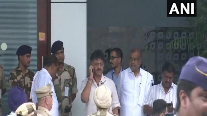 K\taka Congress minister Shivakumar arrives in Mumbai to meet rebel MLAs