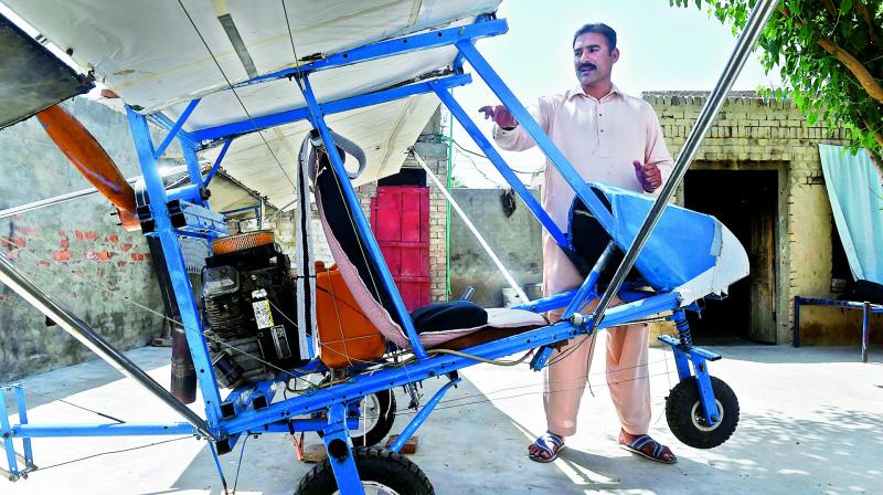 Pakistan popcorn seller builds rudimentary plane