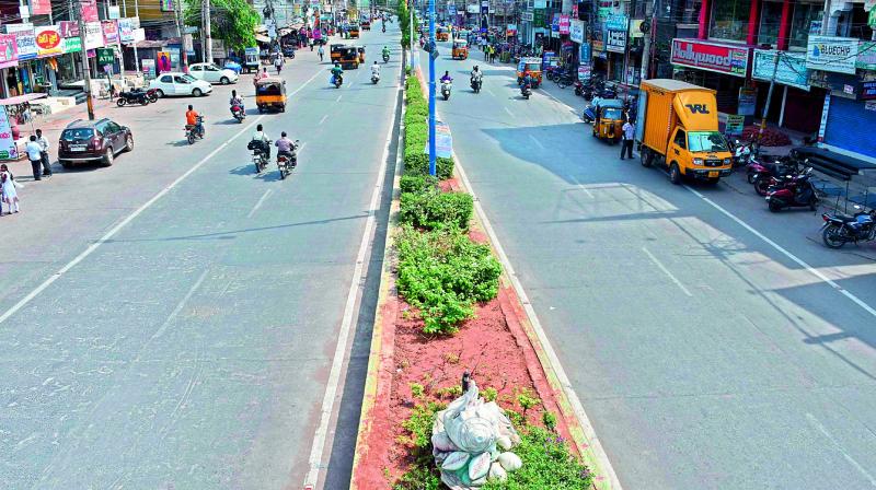 Busy Trunk Road in Nellore wears a deserted look as temperature crossed 44.70C on Monday.  	 DC