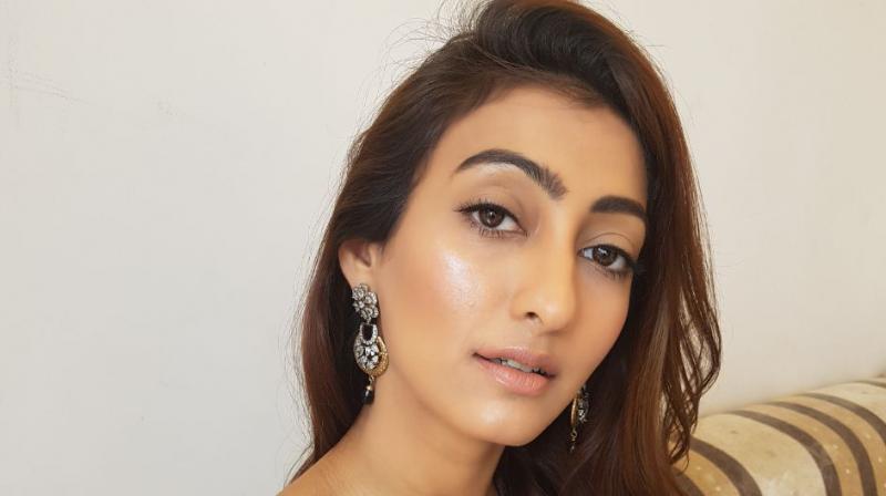 Mumbai-based professional make-up artist Bushra Madhiya shares how to get the perfect sun-kissed look this season. (Photo/Video: Alfea Jamal)