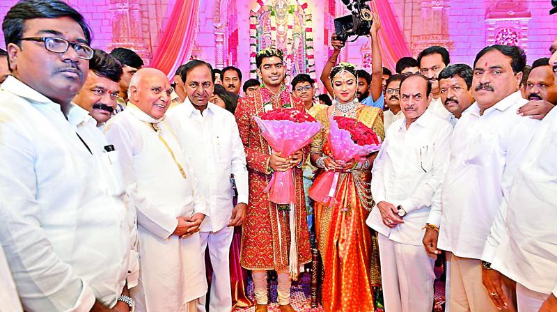 Chandrababu Naidu, K Chandrasekhar Rao attend city wedding but separately