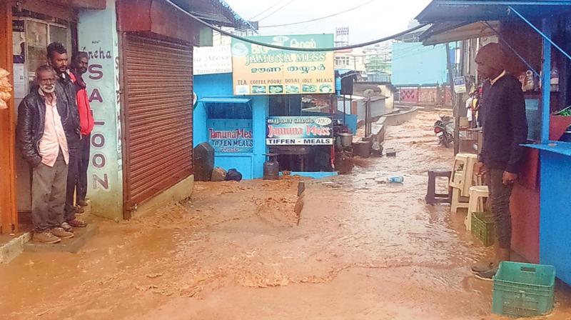 Heavy rains lash Nilgiris, put tourists in a spot