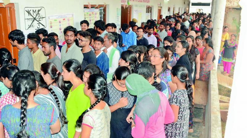 Big queue but bigger enthusiasm, Mumbai battles heat to get inked