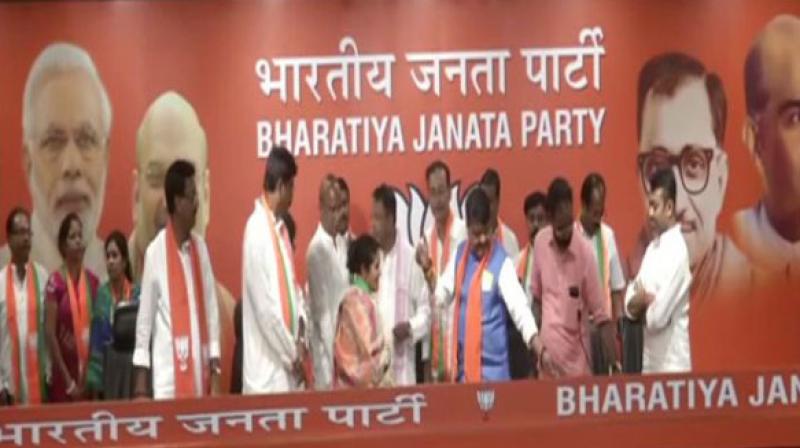 Trinamool Congress MLA Sunil Singh along with 12 TMC councillors on Monday joined BJP in presence of Kailash Vijayvargiya and Mukul Roy on Monday. (Photo: ANI)