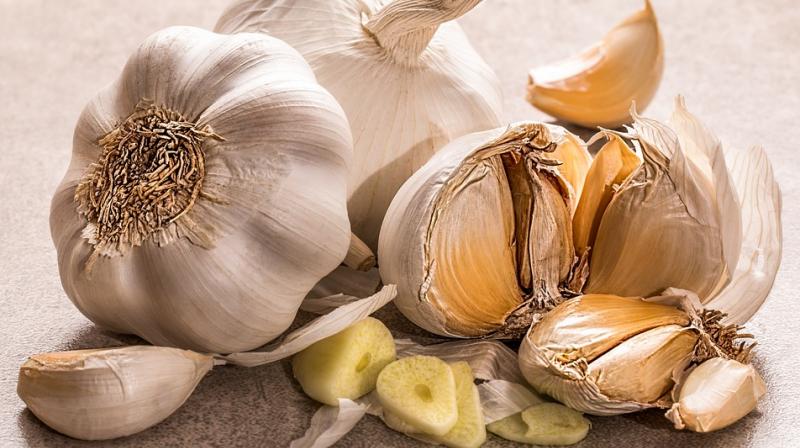 Watch video: New garlic peeling hack is taking the internet by storm