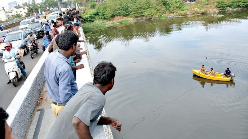 Cops on borrowed boat searching for the transgender who leaped into Adyar river, on Thursday.  (Photo: DC)