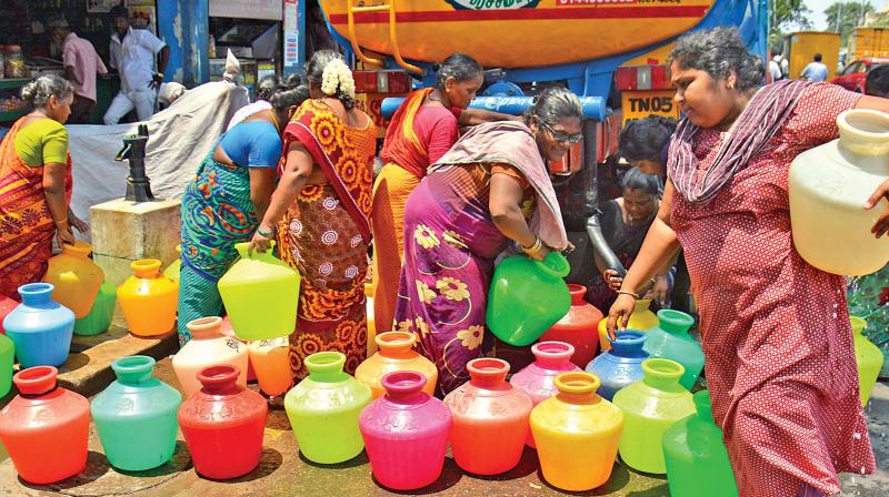 Women fetch water from a Chennai metro lorry supplying water in RK Nagar. People face water scarcity and metro water dispatches water lorries to meet drinking water  crisis. (Photo: DC)