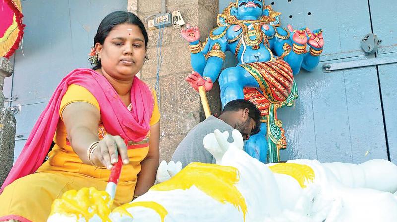 Saraswathi painting one of the idols at Kapaleeswarar temple in Mylapore (Photo: DC)