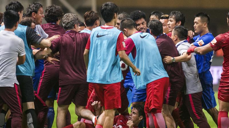 Oscar was pushed to the ground by Guangzhous Chen Zhizhao, while R&Fs Li Tixiang and Fu Huan of SIPG were sent off for their part in the ensuing altercation.(Photo: AP)