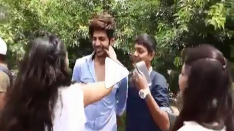 Viral video: Kartik Aaryan fan pulls his cheeks and his expressions win many hearts