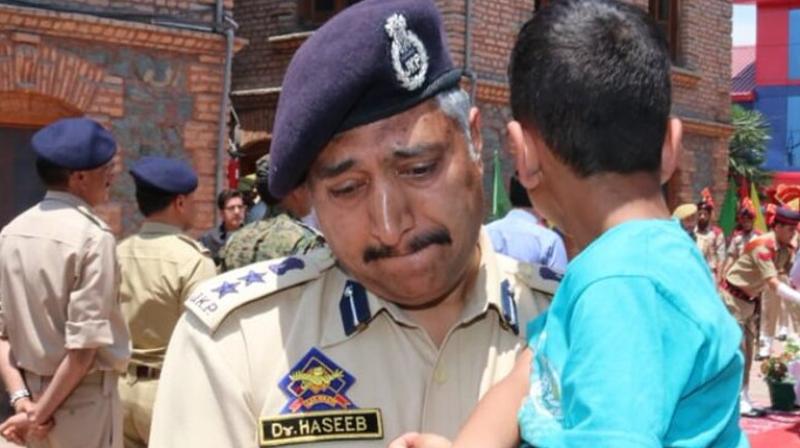 J&K cop turns emotional as he bids adieu to his colleague while holding his child