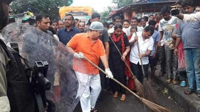 BJP MP Arjun Singh picks up broom in Bengal as sweepers stop work due to no salary