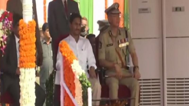 Jagan Mohan Reddy hoists tri-colour in Vijayawada, briefs about various schemes