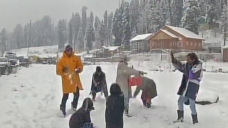 Gulmarg, the star attraction for tourists visiting the Valley during winter, recorded about 40 cm of snow since Tuesday morning. (Photo: Twitter/ANI)