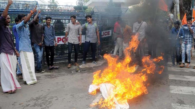 ABVP activists burning effigy of education minister C Raveendranath to protest against the death of Jishnu, in front of the Secretariat in Thiruvananthapuram on Tuesday . (Photo: DC)