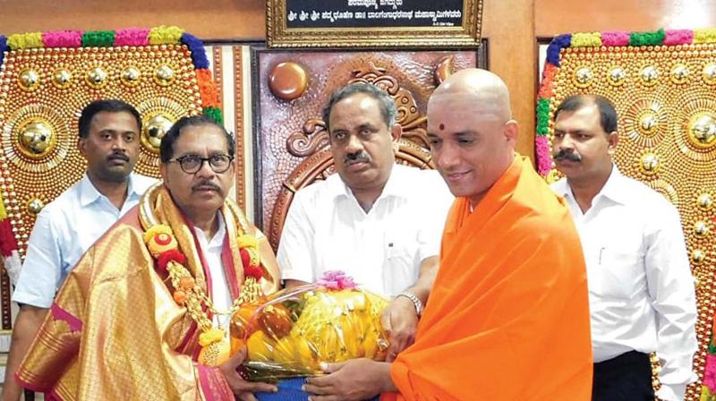 DyCM Dr G. Parameshwar visited Adichunchanagiri Matha and sought blessings of Sri Nirmalanda Swami, in Mandya on Thursday KPN