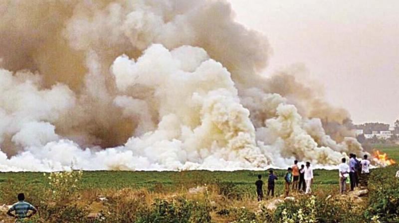 The worst affected is undoubtedly, the Bellandur lake that gives off a white frothy foam that spills on to its surroundings, letting off a stench that has people holding their noses, thanks to the pollution of its water.