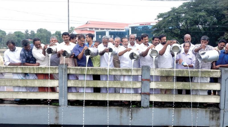 Kochi: Dairy farmers hit protest path