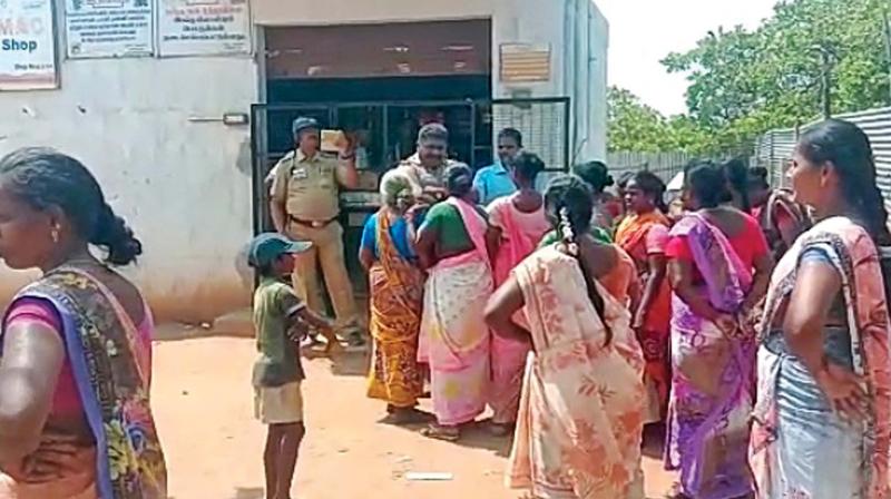 Ariyalur: Women workers picket wine shop on agriculture land