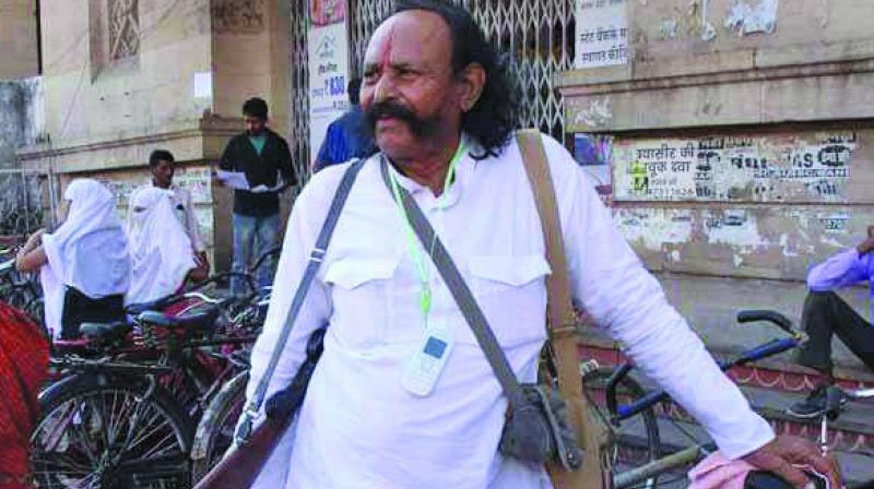 A \rebel\ who vows to protect people from \dacoits in society\