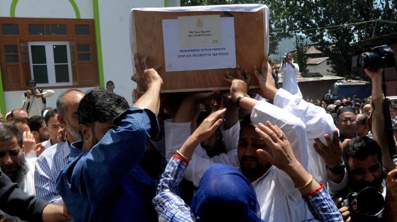 Body of slain DySP Mohammad Ayub Pandit, arrives at his home in Khanyar. (Photo: DC/ H U Naqash)