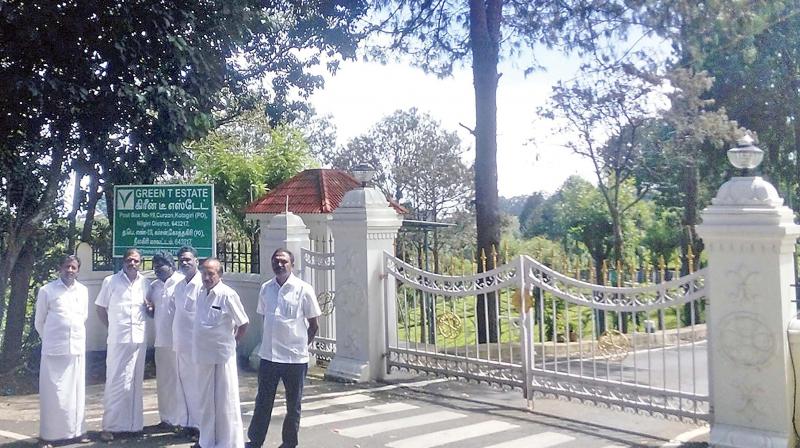 A few supporters of Sasikala and TTV Dhinakaran gathered near the entrance of the Curzon sector of the Kodanad estate as I-T sleuths continued their raid on Friday. (Photo: DC)