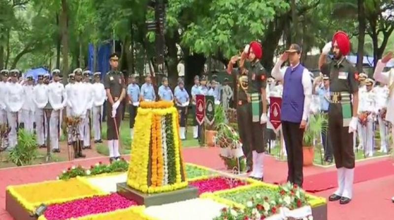 Maharashtra CM Fadnavis pays tribute to Kargil war heroes in Colaba