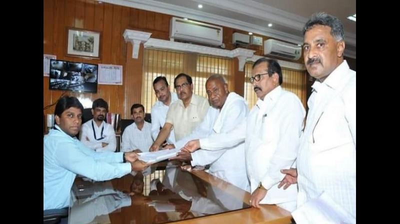 Tensions between Congress-Janata Dal(Secular) became more intense after both, JD(S) supremo HD Deve Gowda and Congress sitting MP SP Muddahanumegowda, filed their nomination from Tumkur parliamentary constituency on Monday. (Photo: ANI)