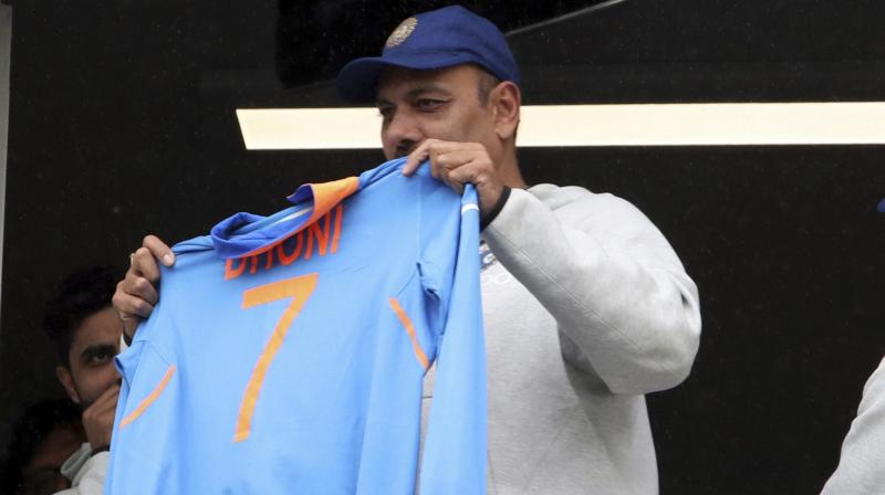 Ravi Shastri shows MS Dhoni\s jersey to fans from Trent Bridge balcony