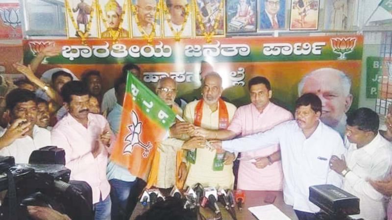 Karnataka: A Manju quits Congress, joins BJP