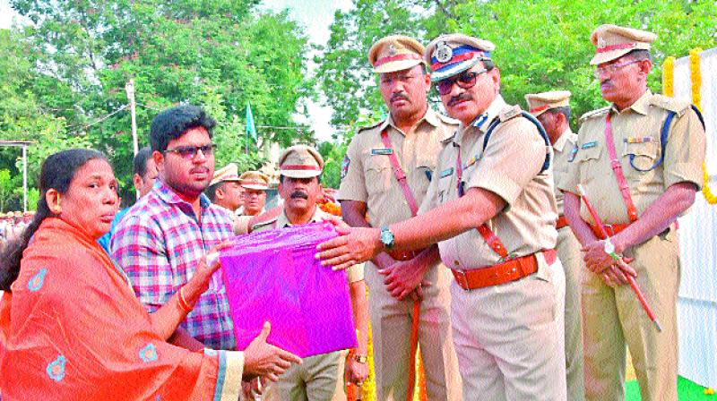 Rayalaseema IG S. Mohammad Iqbal distributes prizes to guests who won in various competitions in Kurnool on Saturday. (Photo: DC)